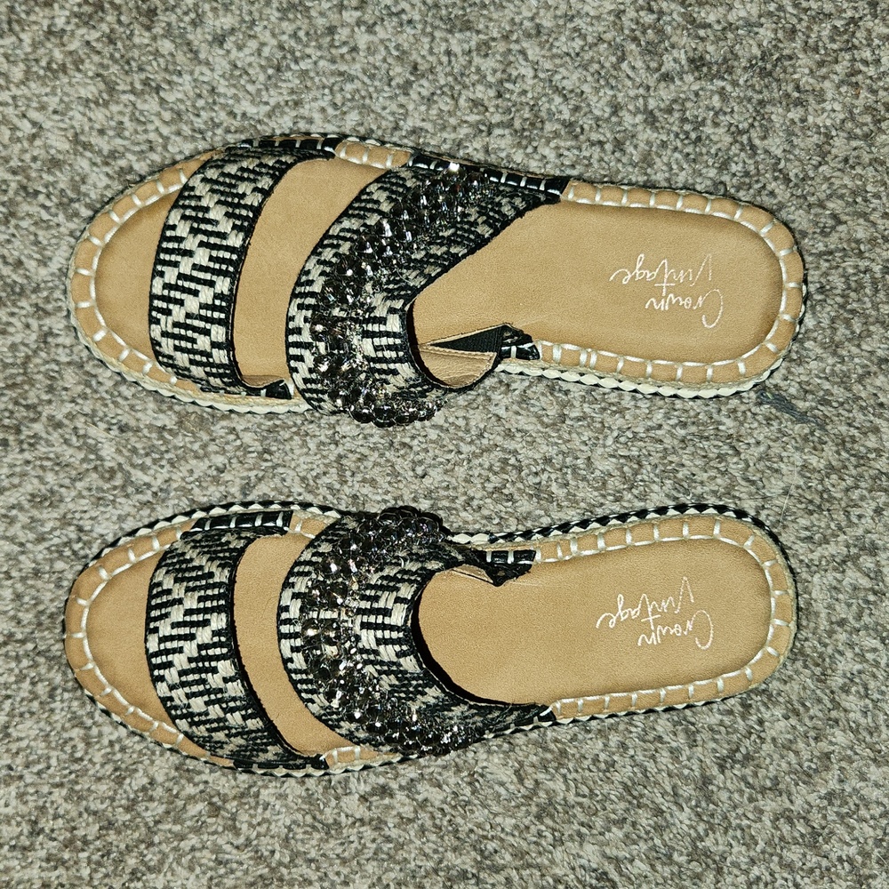 Crown Vintage sandle in excellent pre-owned condition. No signs of wear size 7M